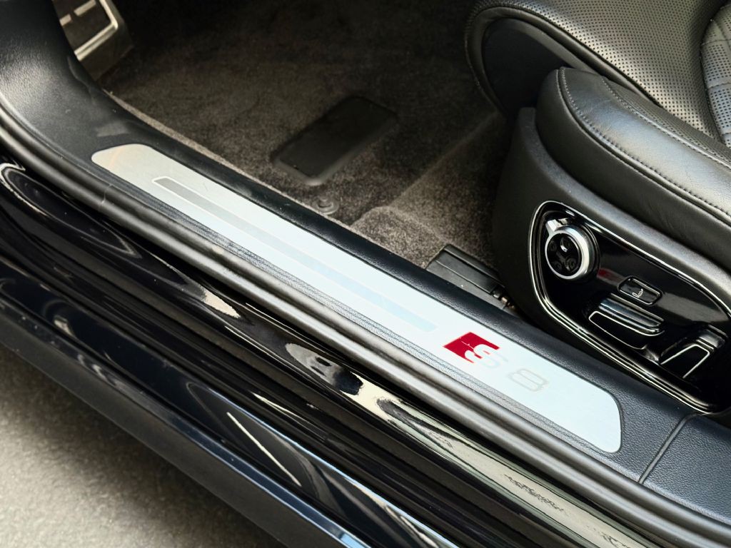 2013 Audi S8 Image 18
