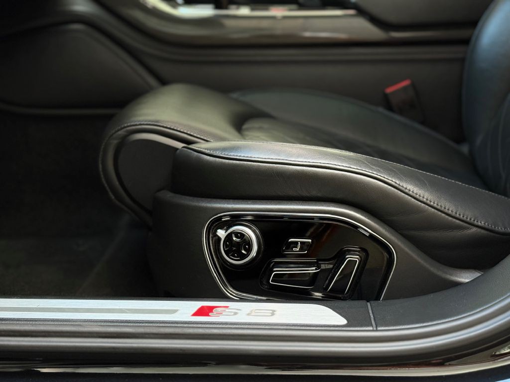 2013 Audi S8 Image 19
