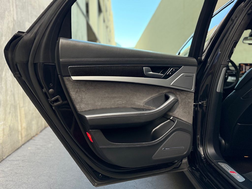 2013 Audi S8 Image 27
