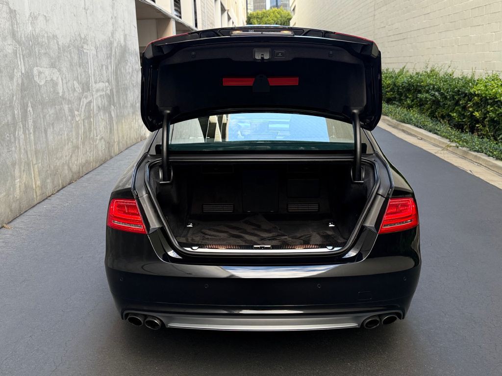 2013 Audi S8 Image 28