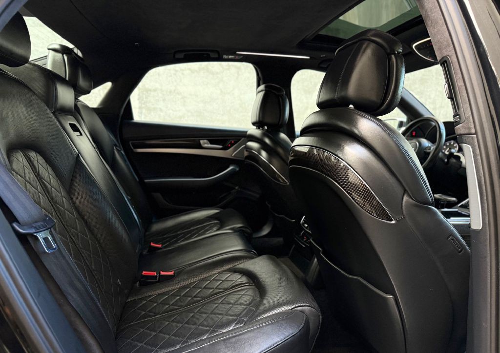 2013 Audi S8 Image 29