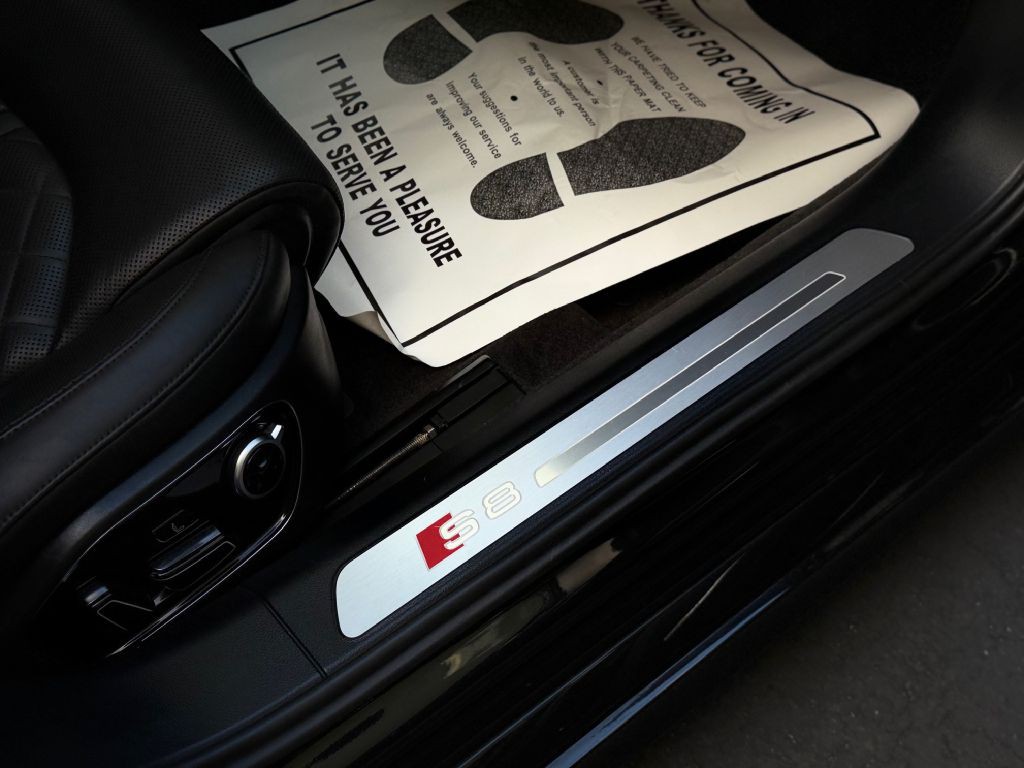 2013 Audi S8 Image 31