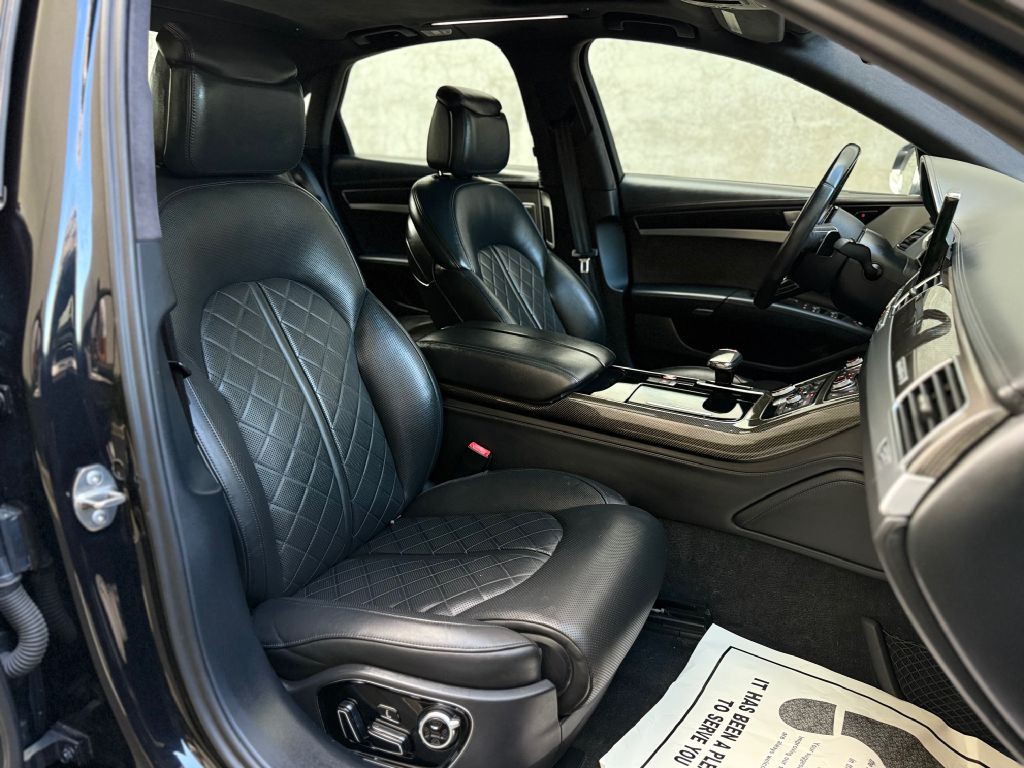 2013 Audi S8 Image 32