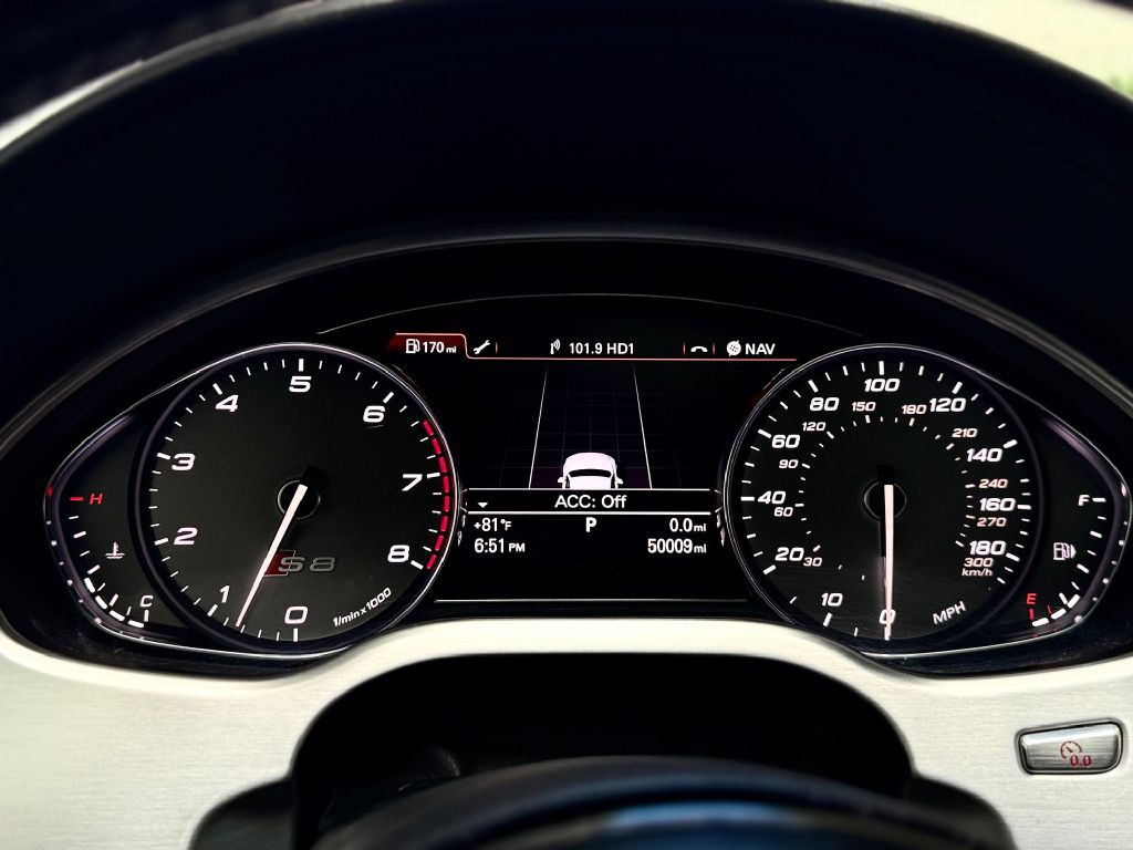 2013 Audi S8 Image 35