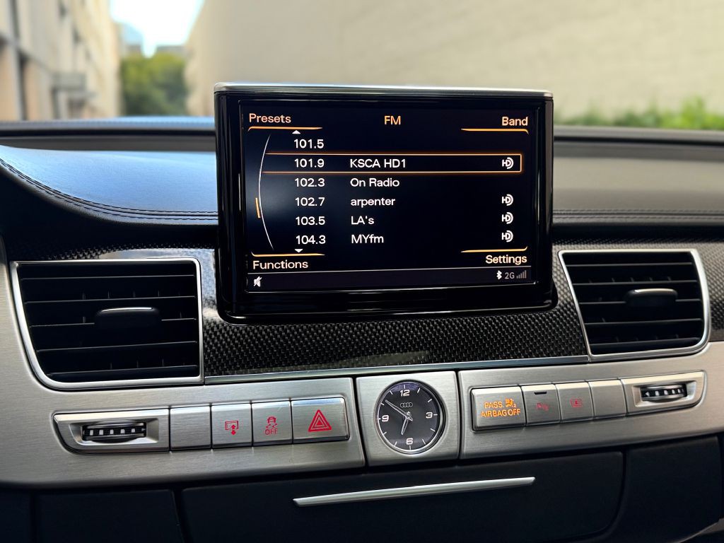 2013 Audi S8 Image 36