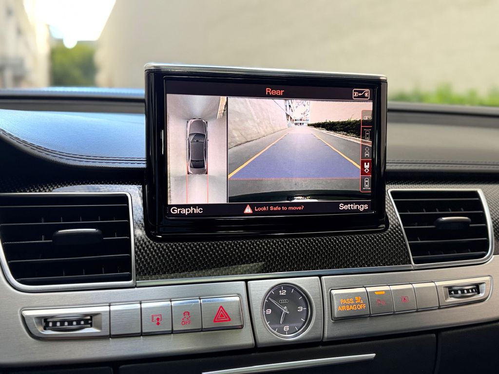 2013 Audi S8 Image 37
