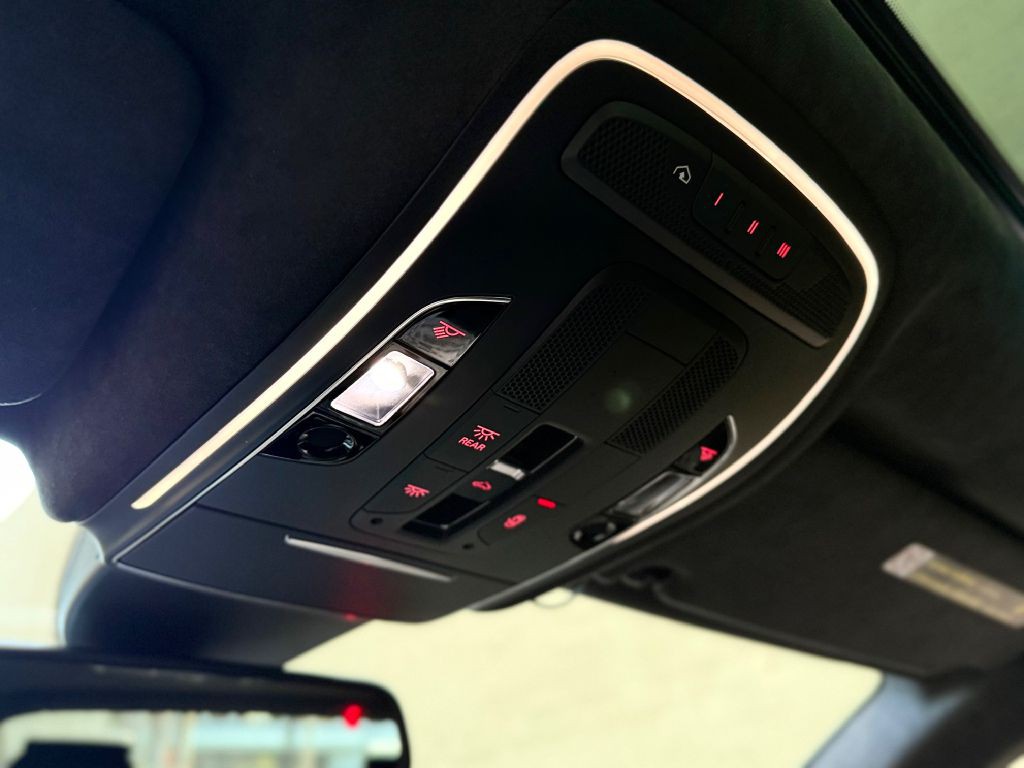 2013 Audi S8 Image 38