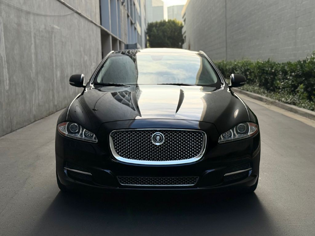 2011 Jaguar XJ Image 3