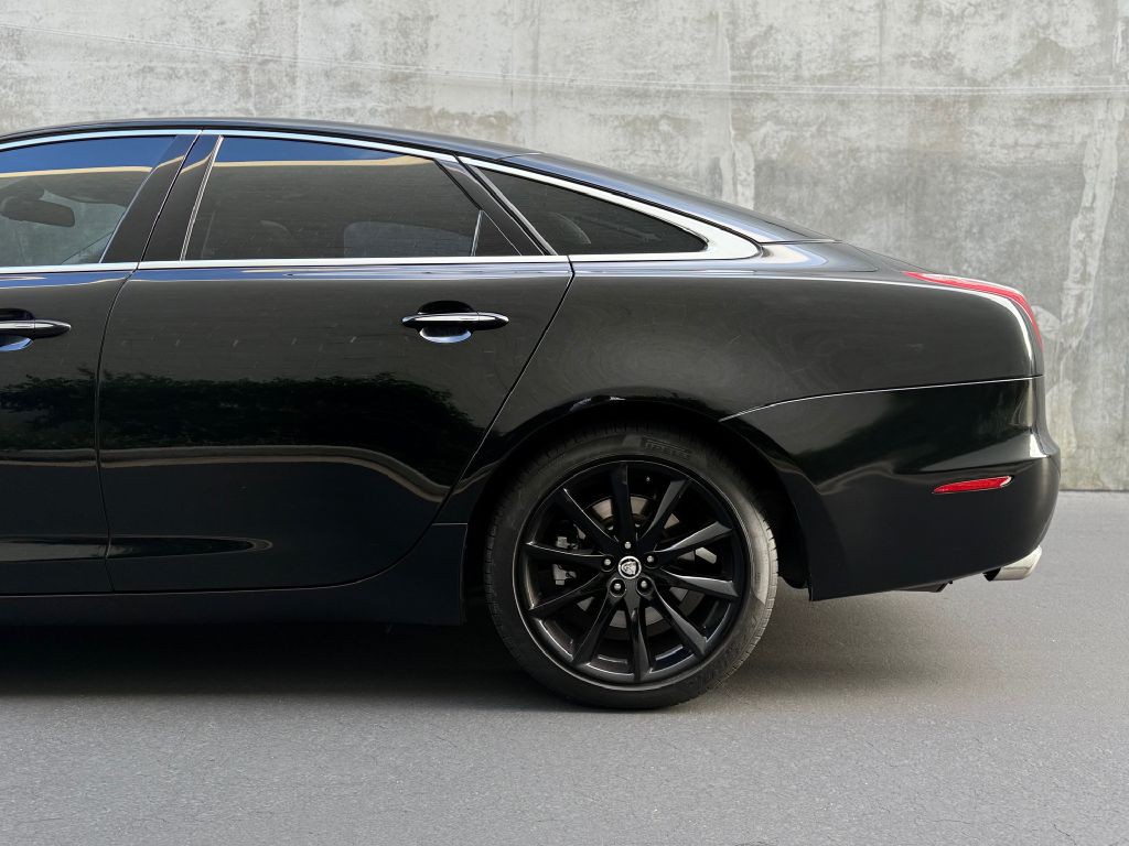 2011 Jaguar XJ Image 6
