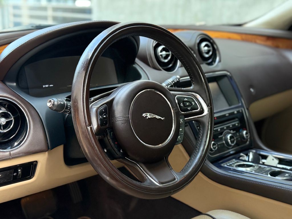 2011 Jaguar XJ Image 13