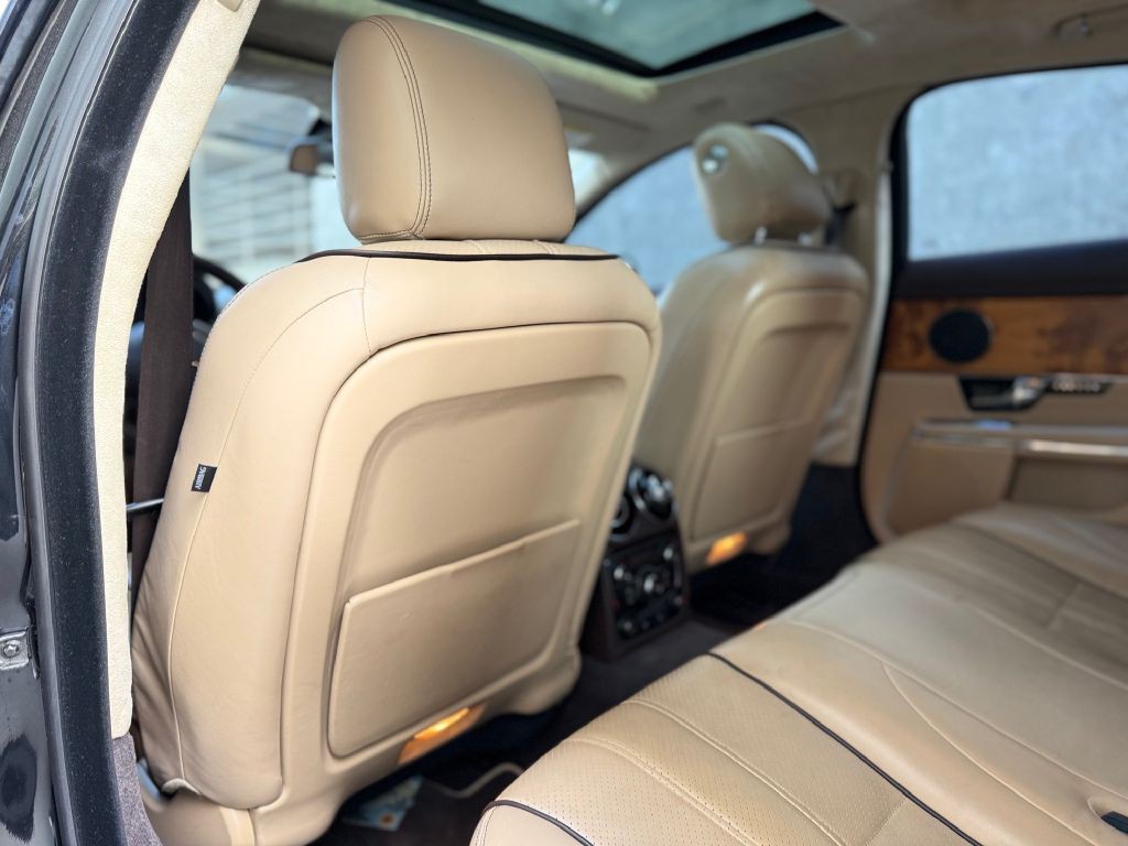 2011 Jaguar XJ Image 15