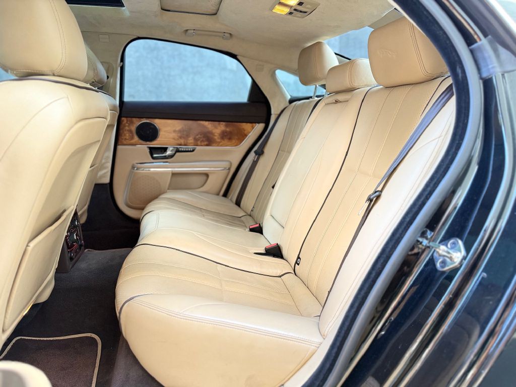 2011 Jaguar XJ Image 17