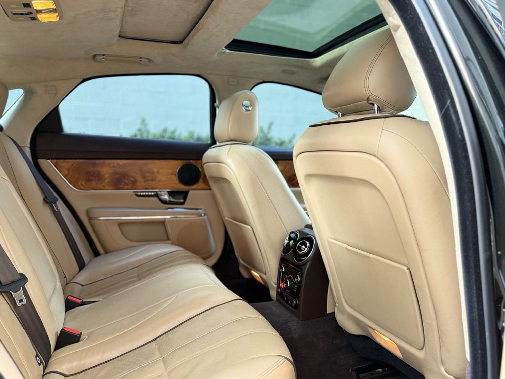 2011 Jaguar XJ Image 19