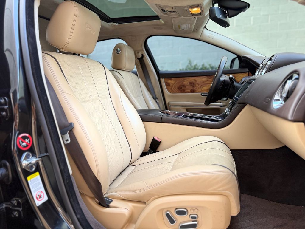 2011 Jaguar XJ Image 21