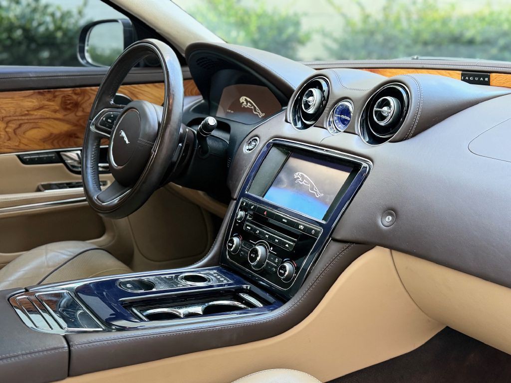 2011 Jaguar XJ Image 22