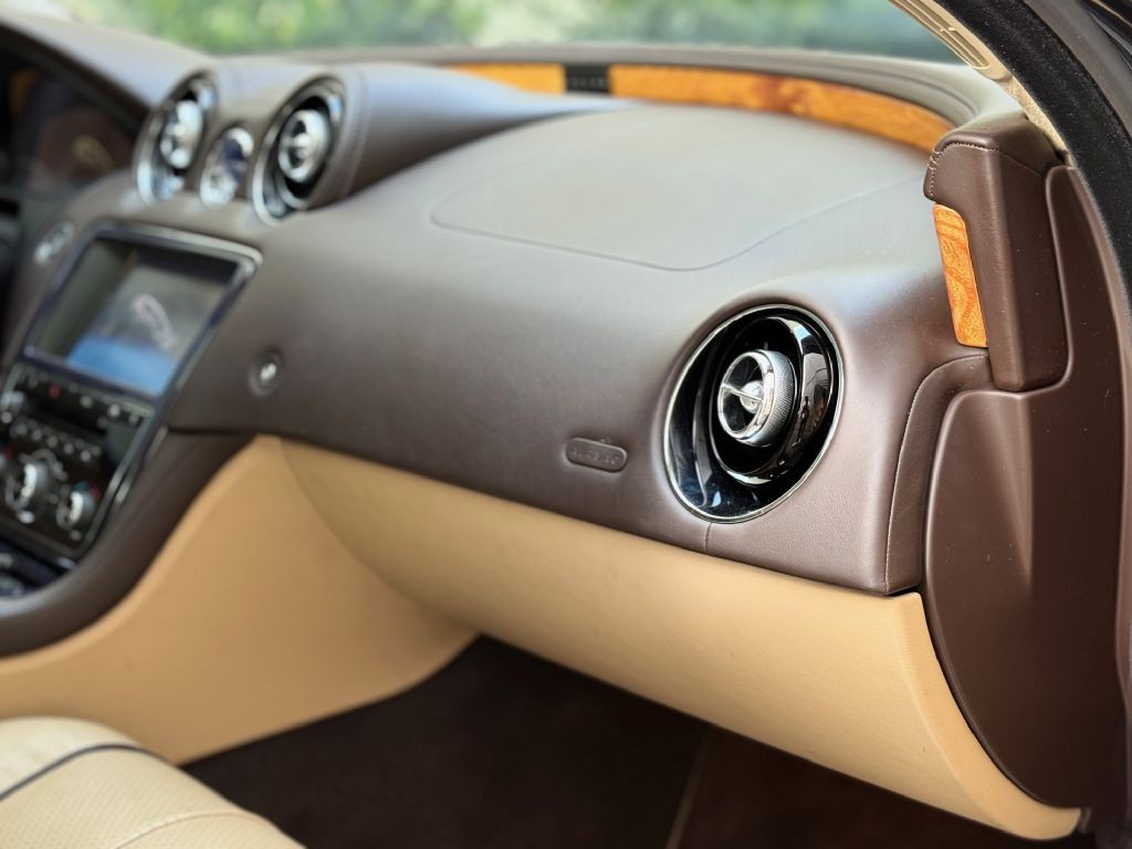 2011 Jaguar XJ Image 23