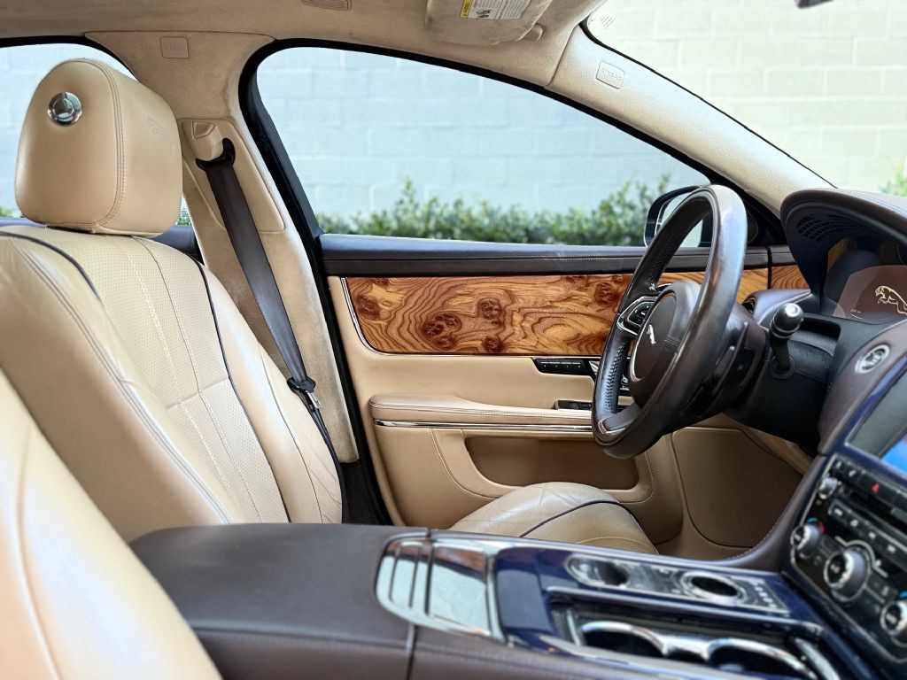2011 Jaguar XJ Image 24