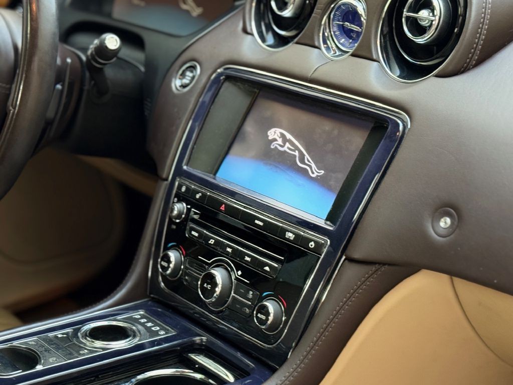 2011 Jaguar XJ Image 25