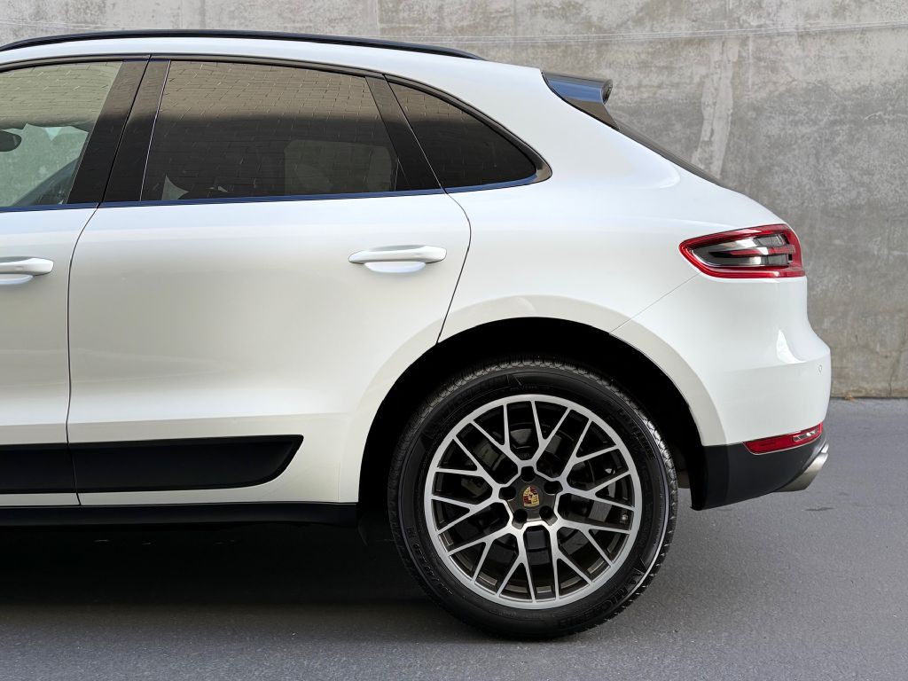 2017 Porsche Macan Image 9
