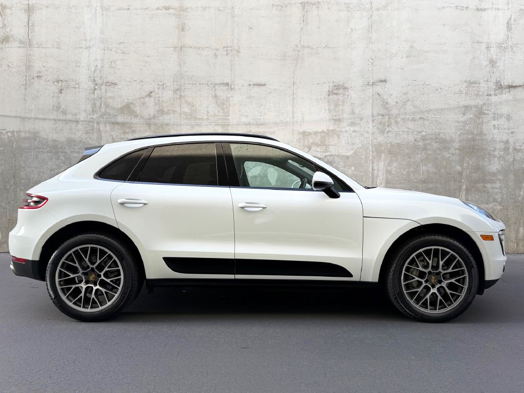 2017 Porsche Macan Image 10