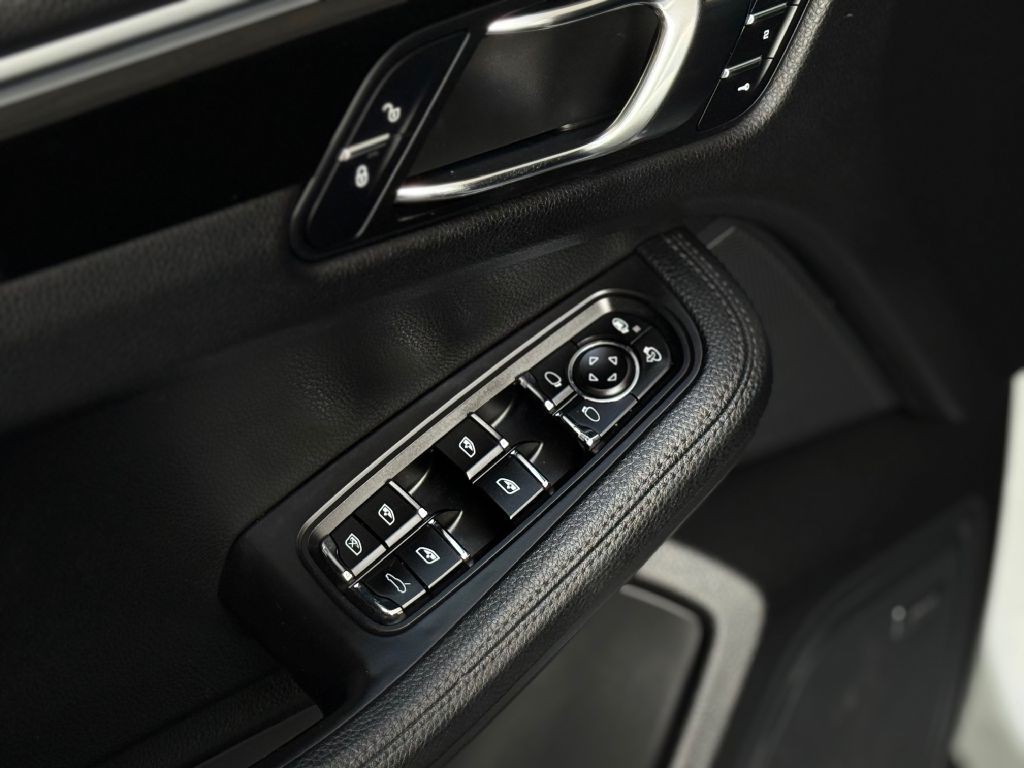 2017 Porsche Macan Image 17