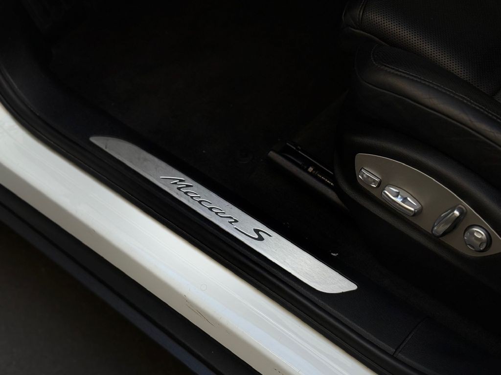 2017 Porsche Macan Image 18