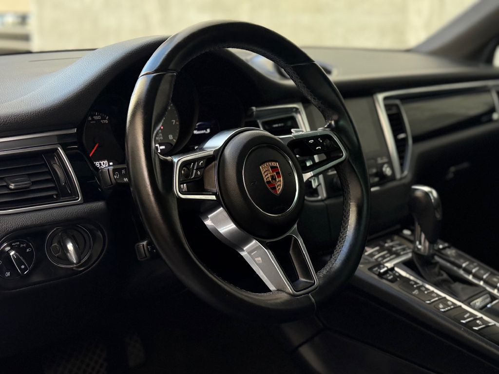 2017 Porsche Macan Image 19