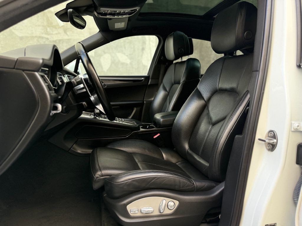 2017 Porsche Macan Image 21