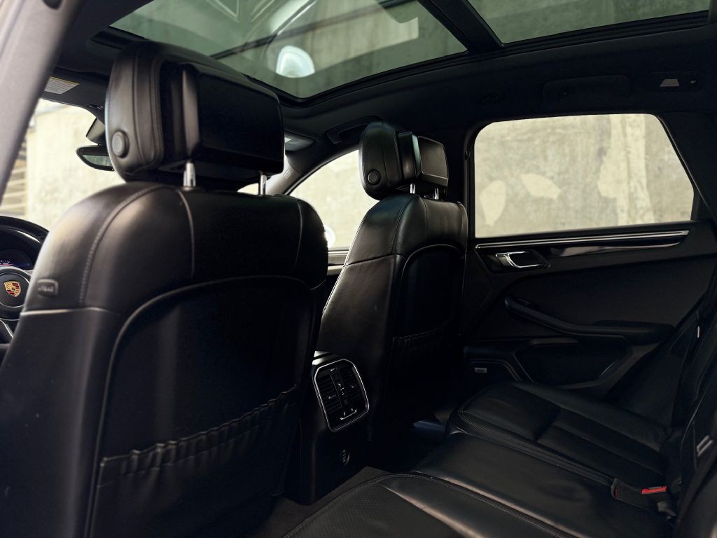 2017 Porsche Macan Image 22