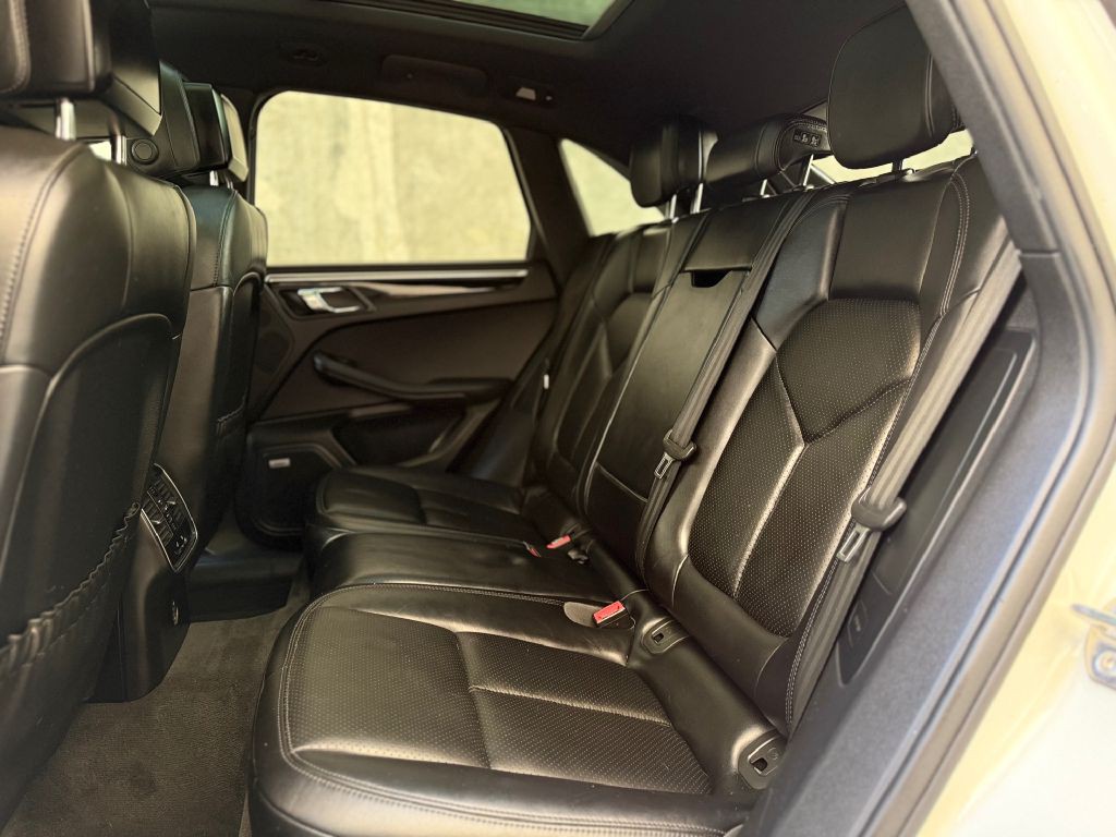 2017 Porsche Macan Image 23