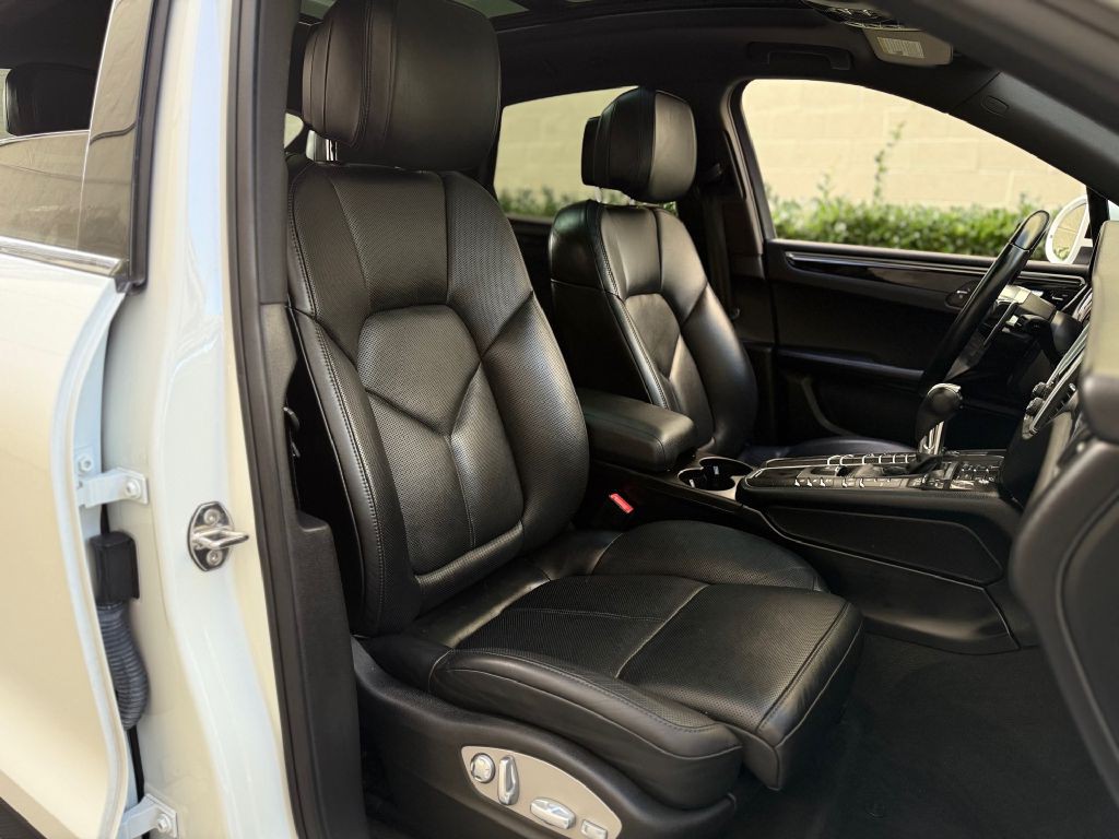 2017 Porsche Macan Image 26