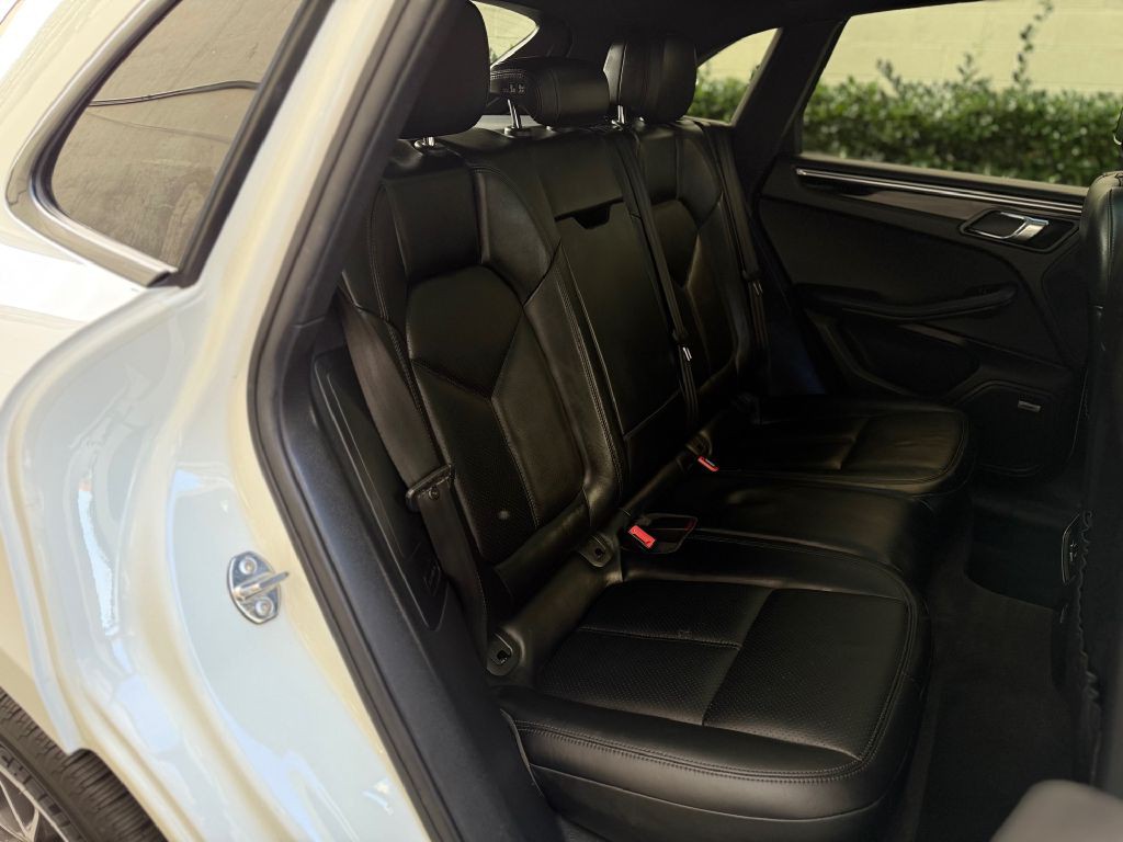 2017 Porsche Macan Image 27