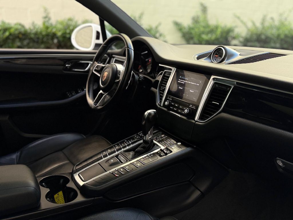 2017 Porsche Macan Image 28
