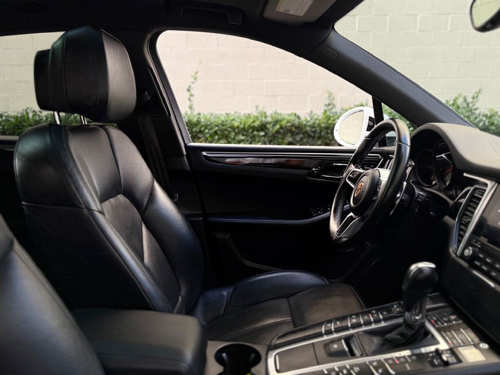 2017 Porsche Macan Image 31
