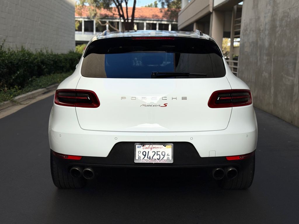 2017 Porsche Macan Image 32