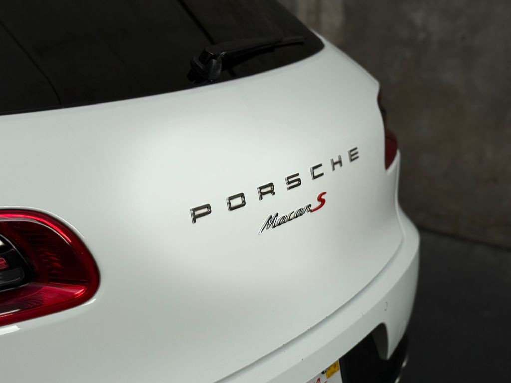 2017 Porsche Macan Image 34