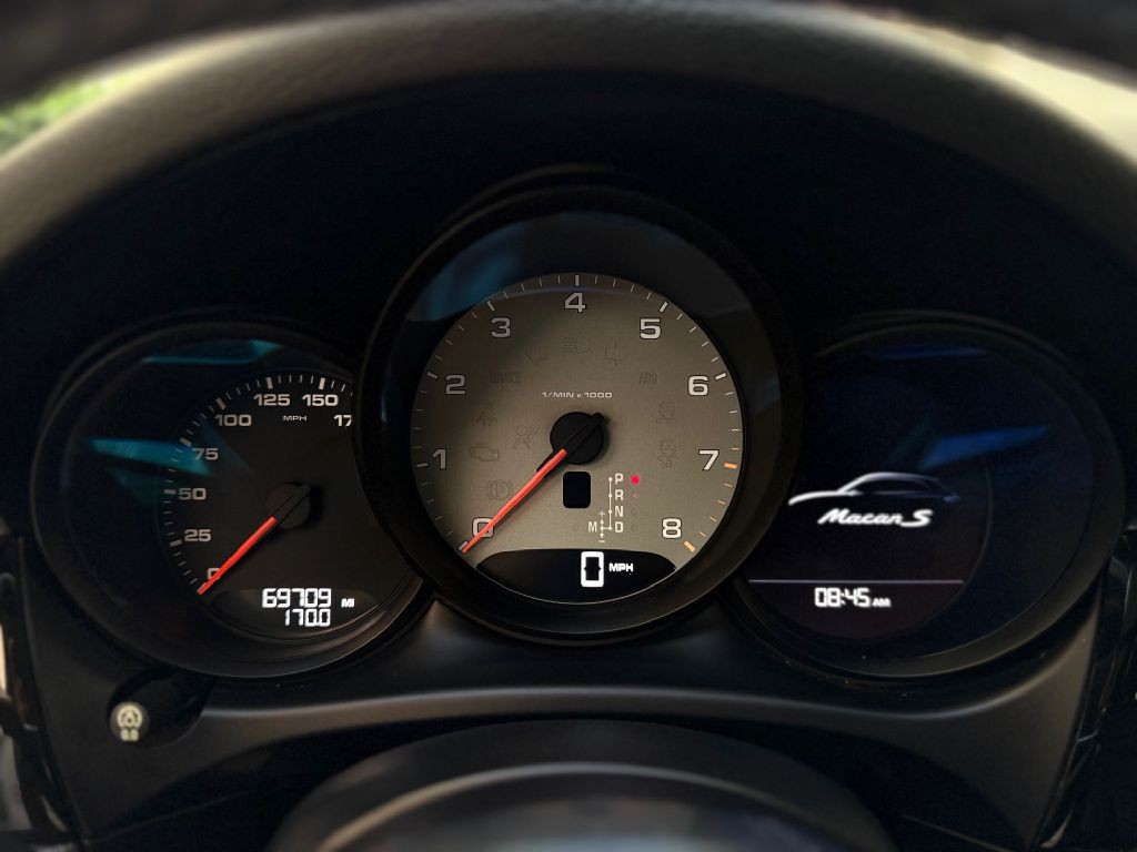 2017 Porsche Macan Image 36