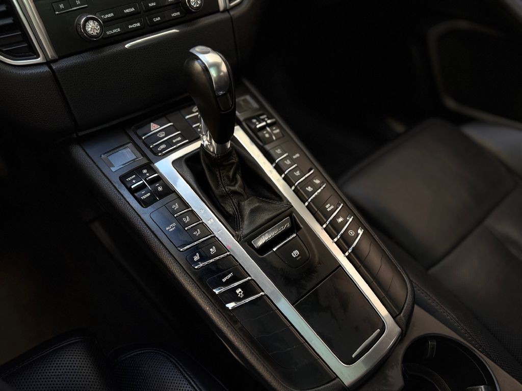 2017 Porsche Macan Image 38