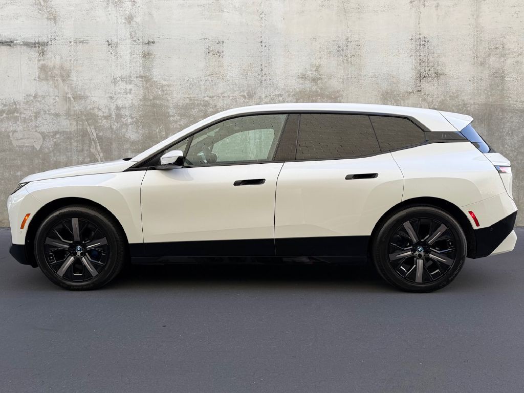 2024 BMW IX Image 3