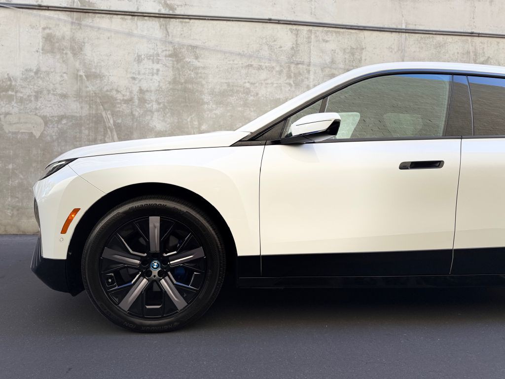 2024 BMW IX Image 4