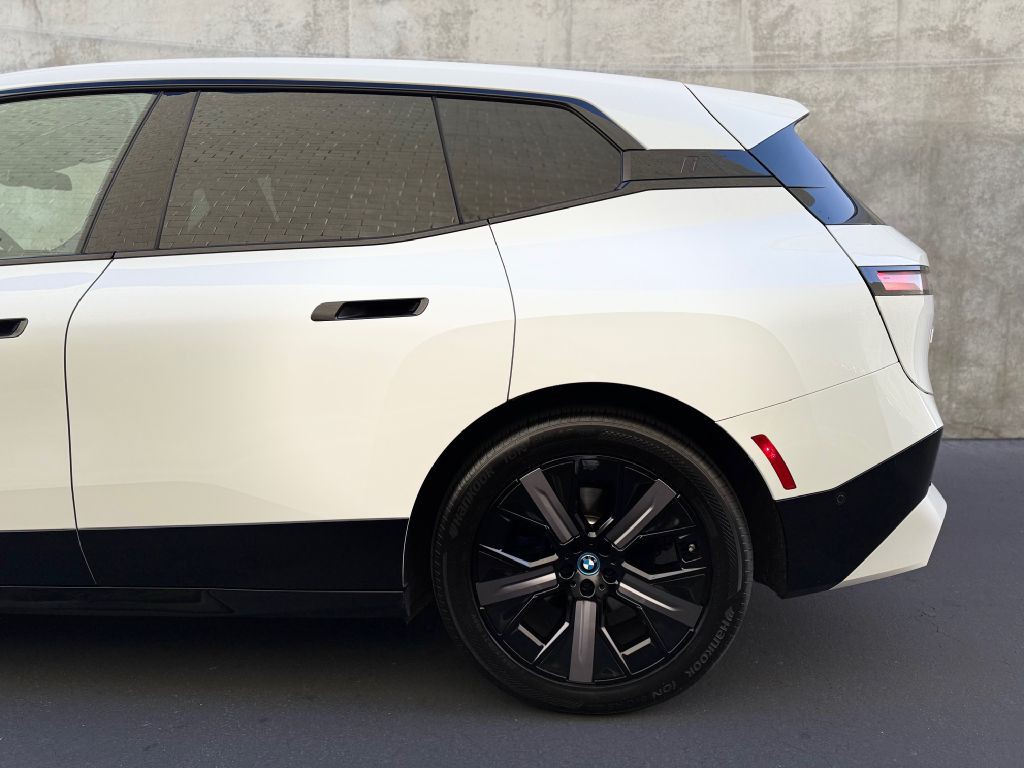 2024 BMW IX Image 5