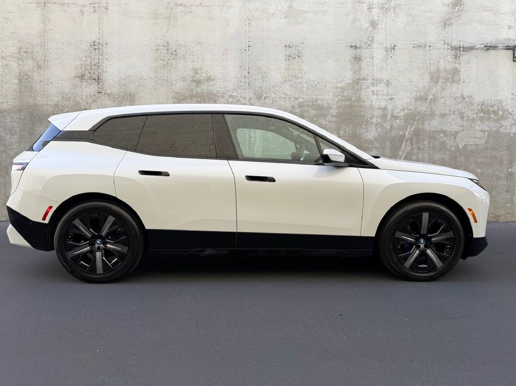 2024 BMW IX Image 6