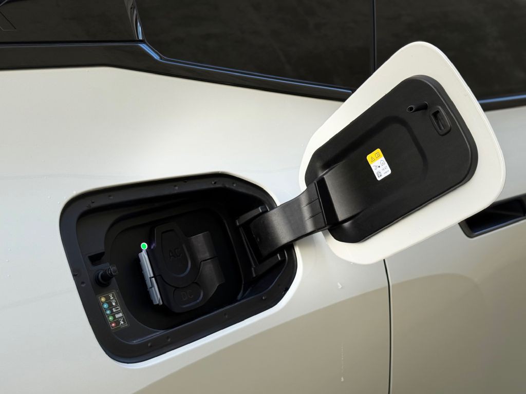 2024 BMW IX Image 26