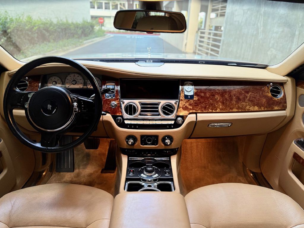 2010 Rolls-Royce Ghost Image 24