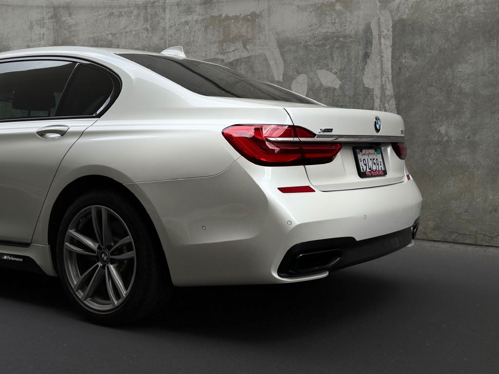 2017 BMW 7 Series Image 12