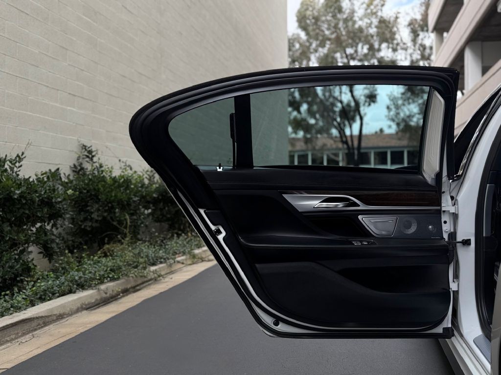 2017 BMW 7 Series Image 23