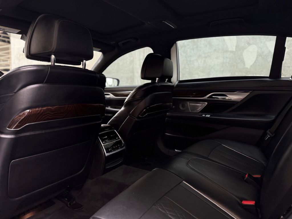 2017 BMW 7 Series Image 25