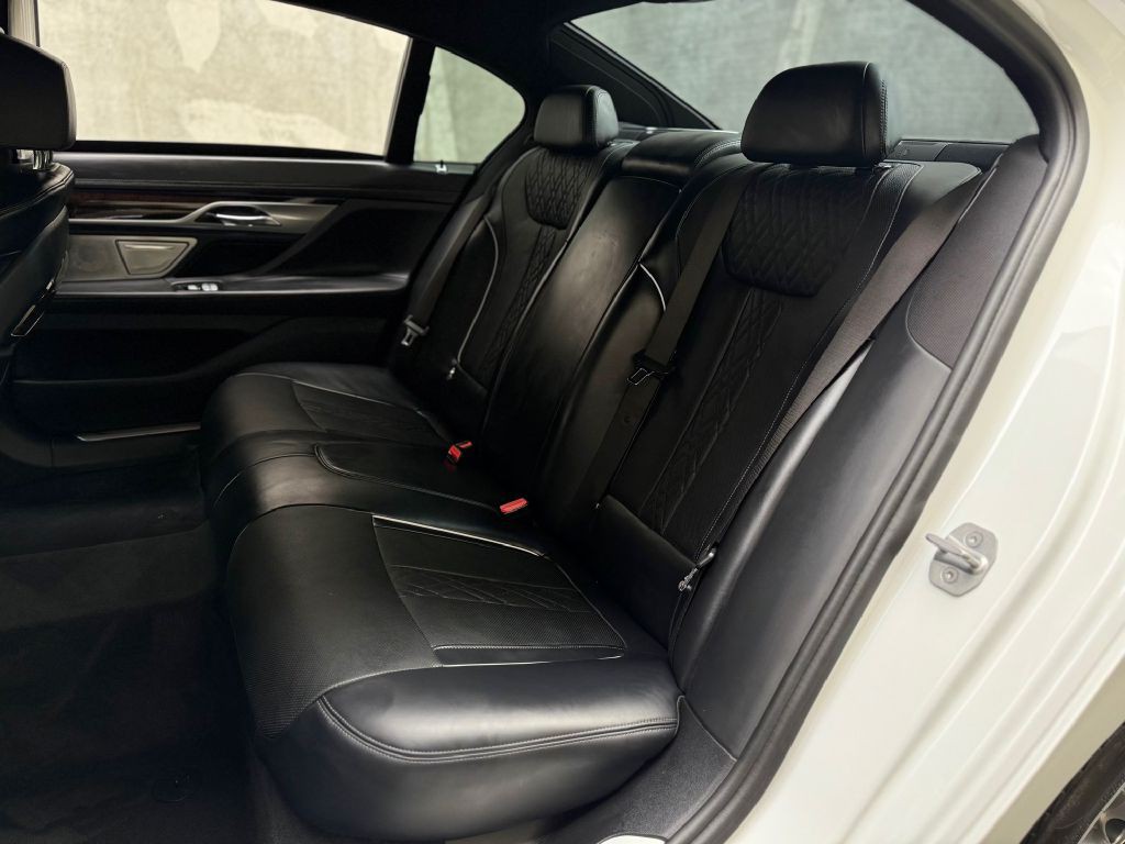 2017 BMW 7 Series Image 26