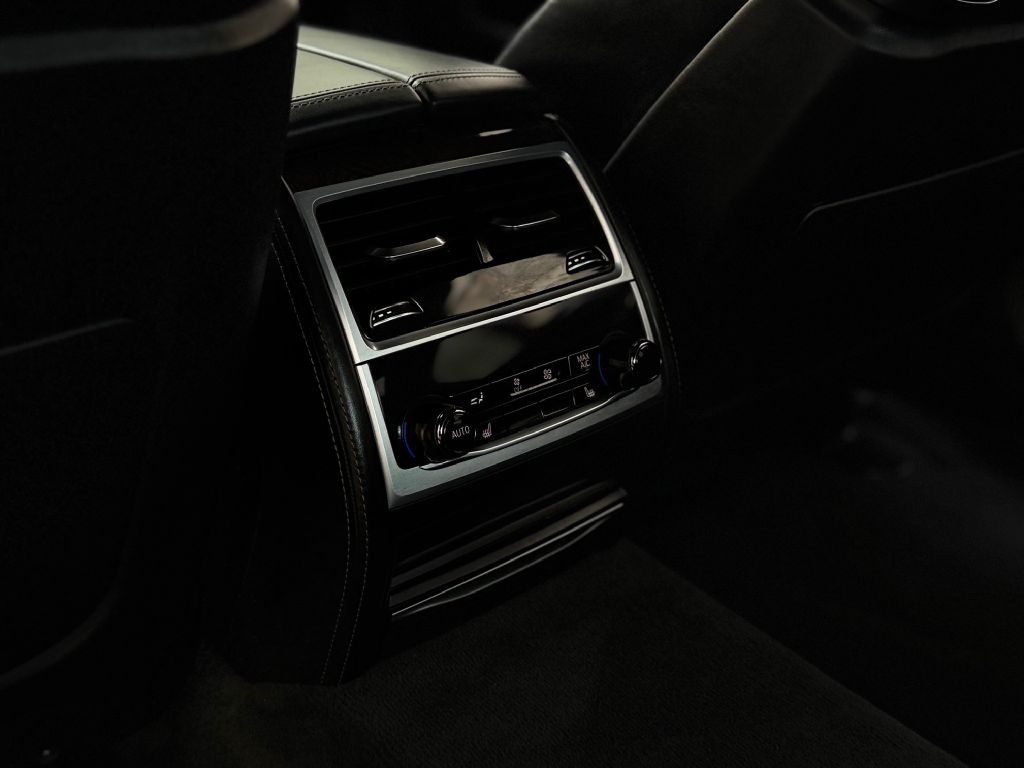 2017 BMW 7 Series Image 27
