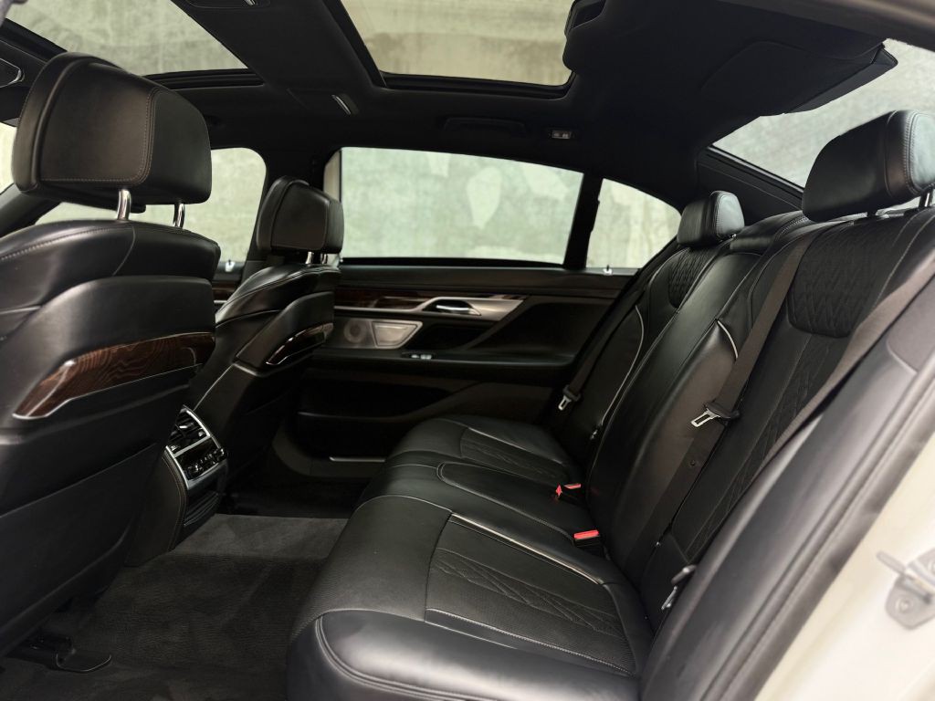 2017 BMW 7 Series Image 28